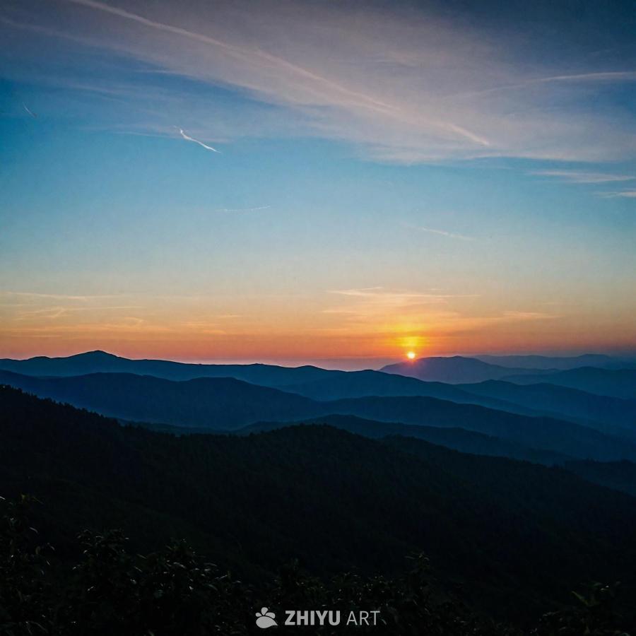 天空呈现出温暖的金黄色，太阳在地平线上升起。群山被