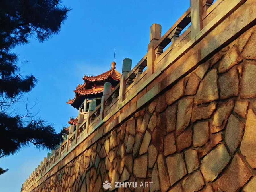 古墙飞檐映蓝天