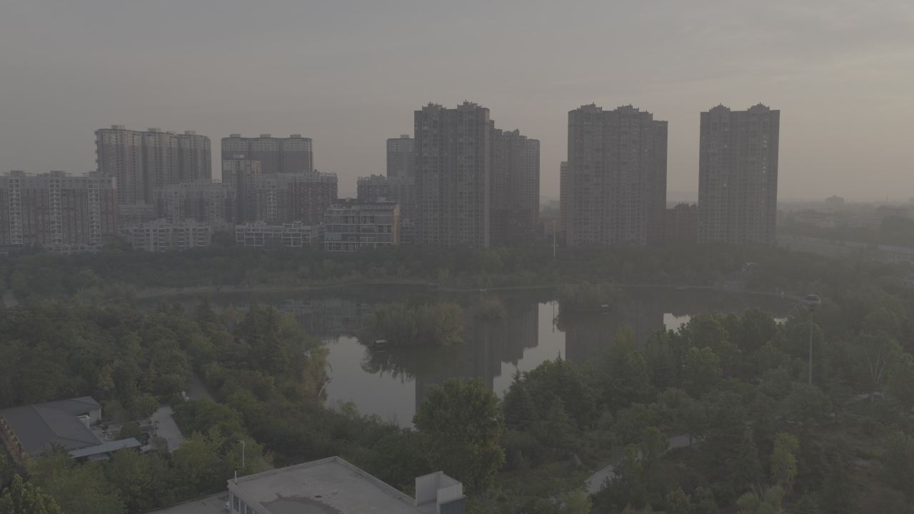 晨雾中的城市湖景