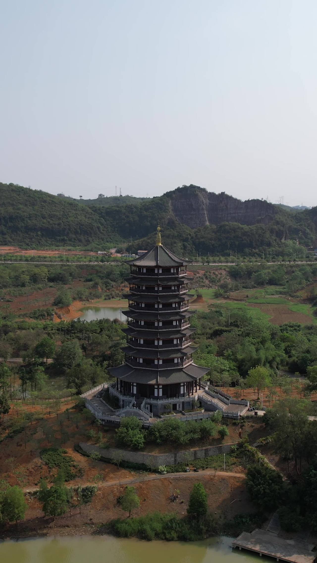 古塔静谧湖畔