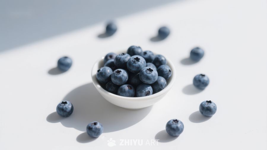 白色碗中的新鲜蓝莓