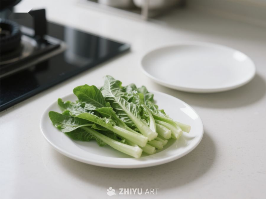 新鲜青菜置于白色盘中，厨房背景 506