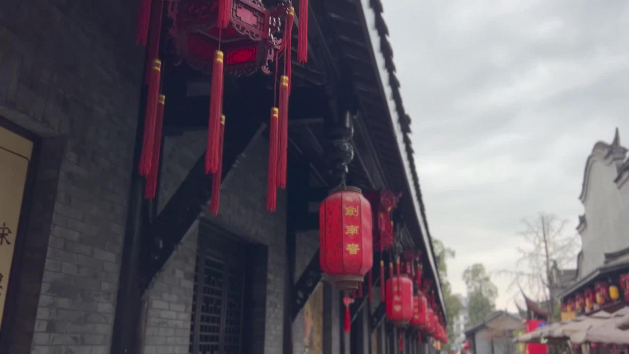 古街灯笼映衬