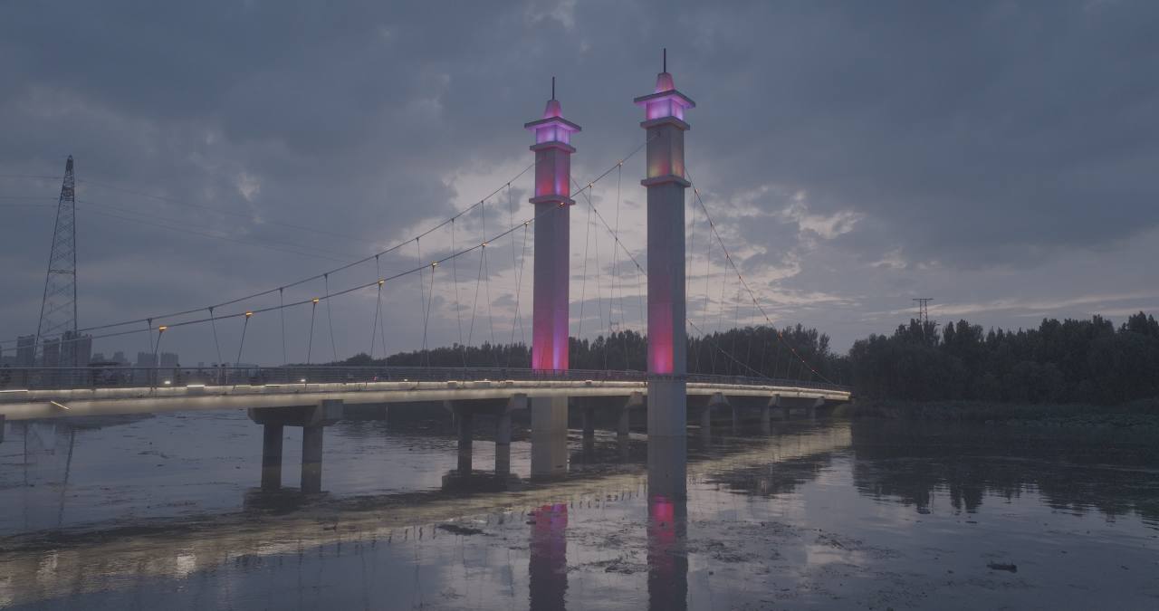 夜色中的霓虹桥