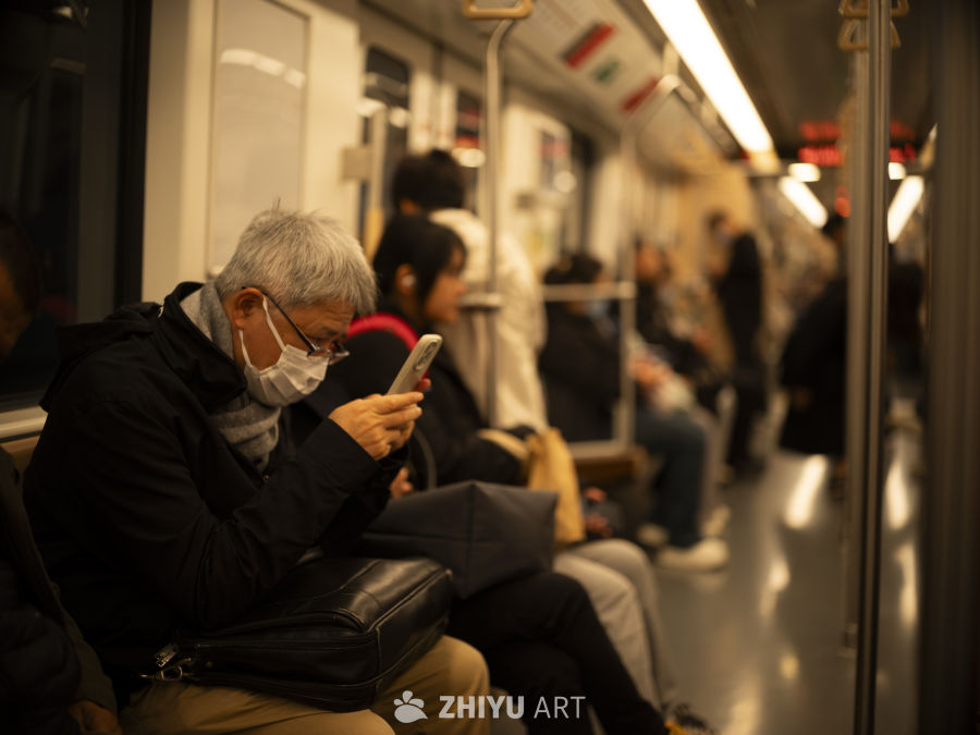 地铁上的宁静时光