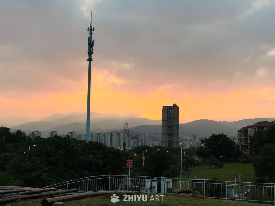 晚霞中的水墨青山