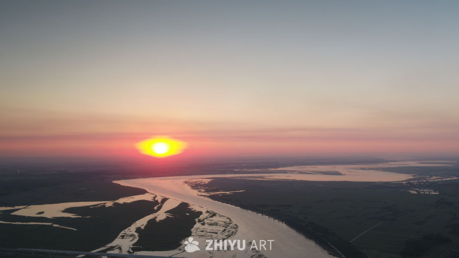 夕阳下的河流