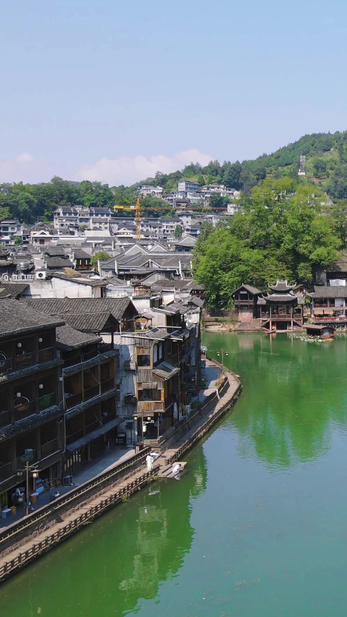 湖南凤凰古城沱江风景竖屏航拍 