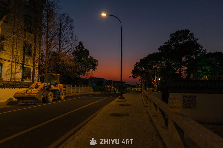 黄昏街道的工程车