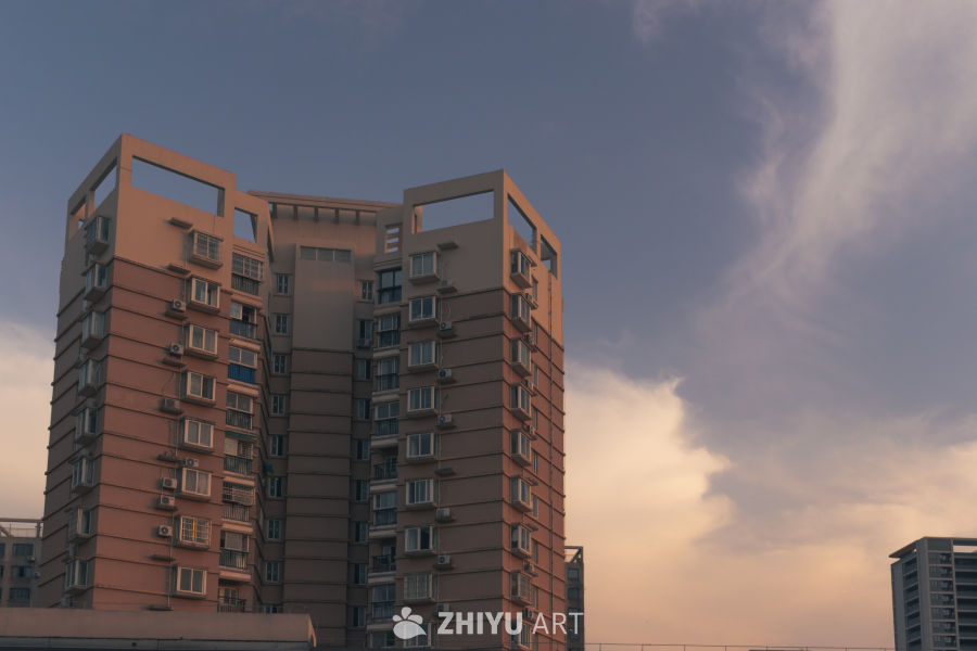 夕阳下的城市高楼