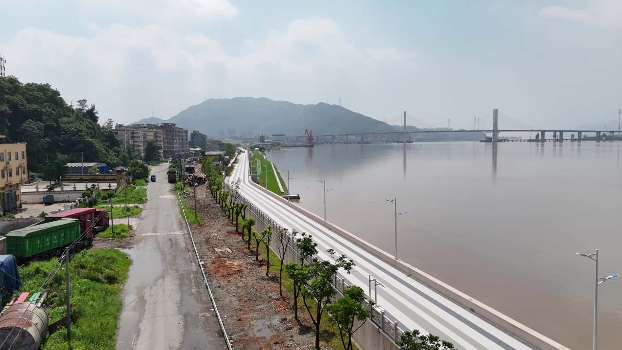 河畔风光与工业区