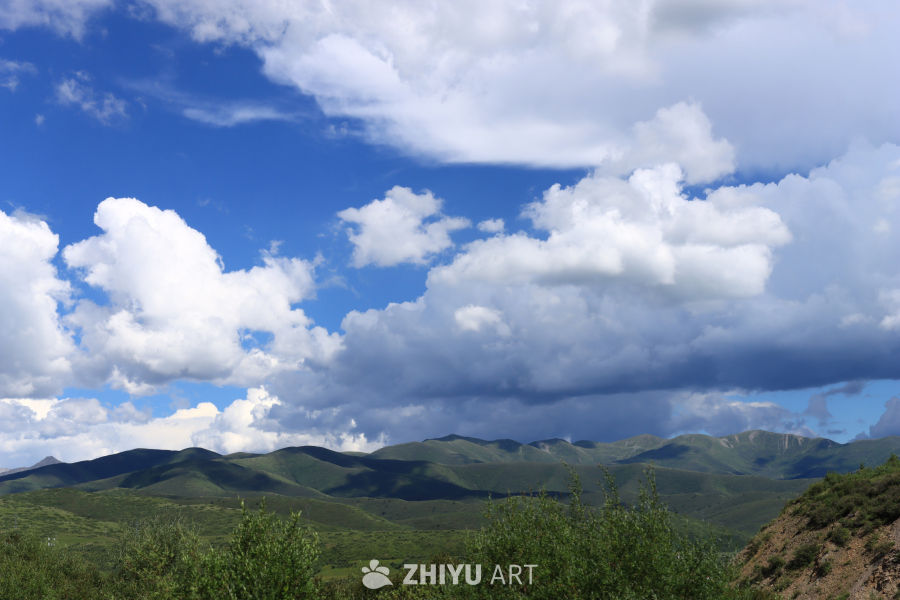 云海山丘的宁静之美