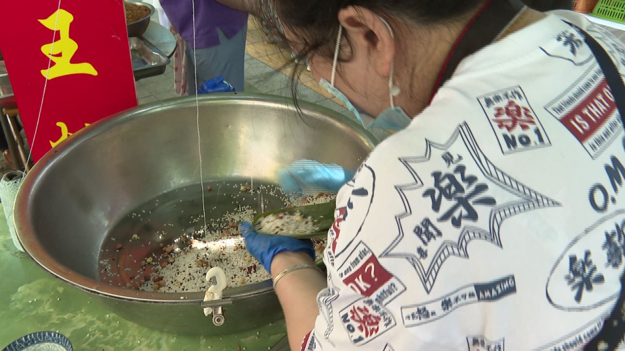 成都的街边包粽子