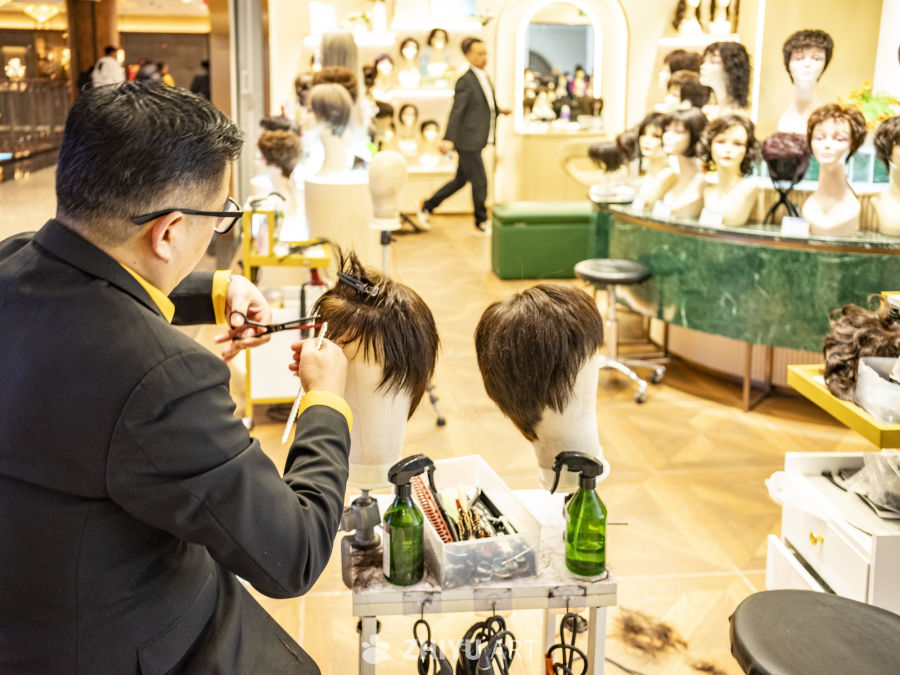 理发师修剪假发场景
