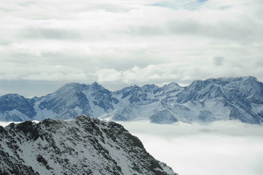 川西巴朗山口的云海和积雪群山