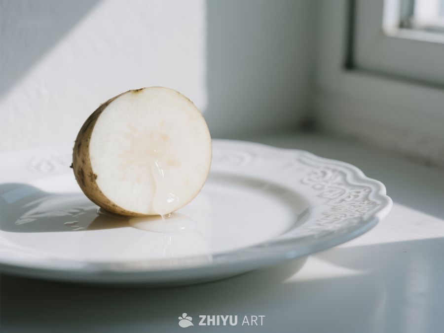 切开的土豆置于白色盘中 275