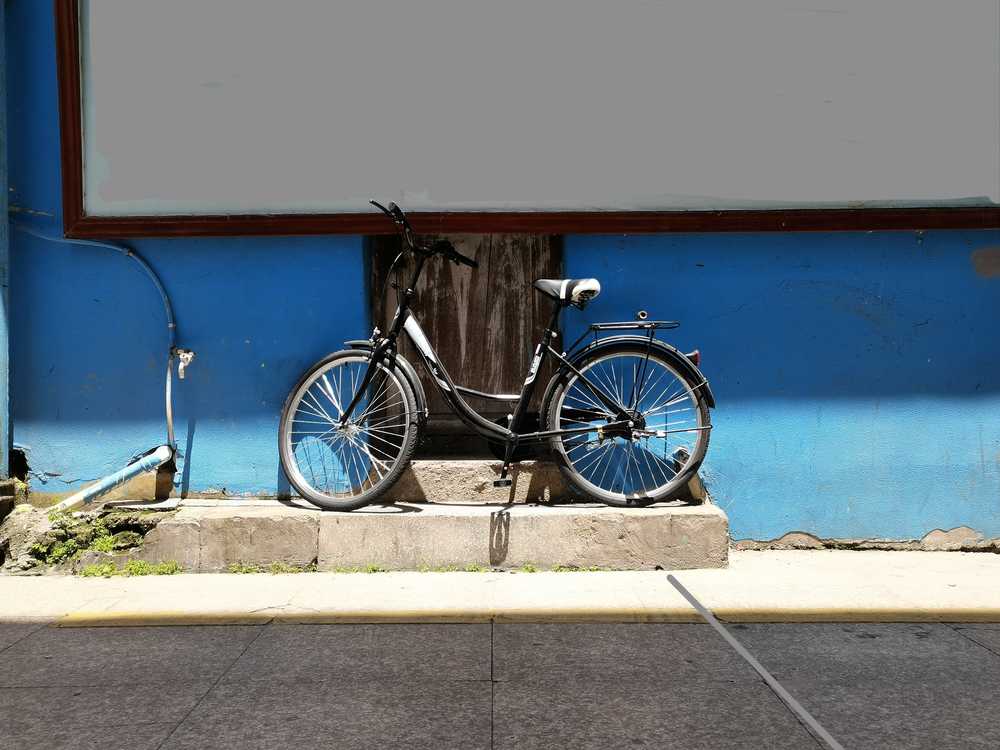 随手拍——墙角的废旧自行车