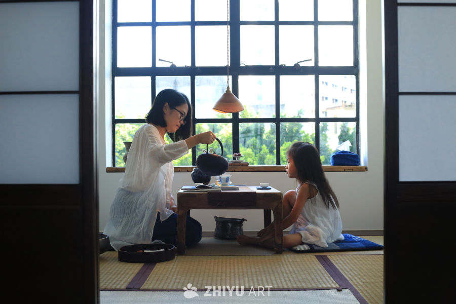 母女共度茶时