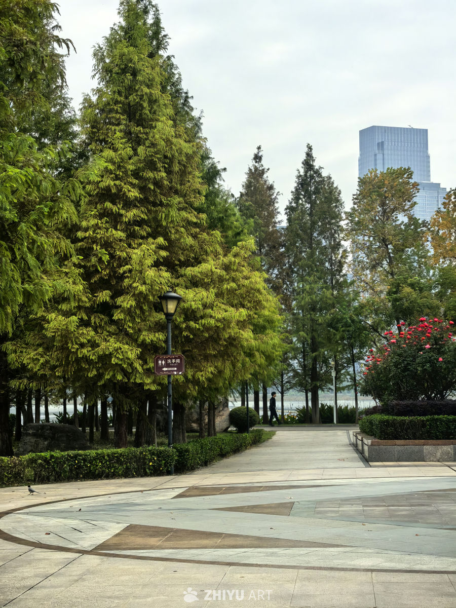 水静万佛湖，风微湖岸幽