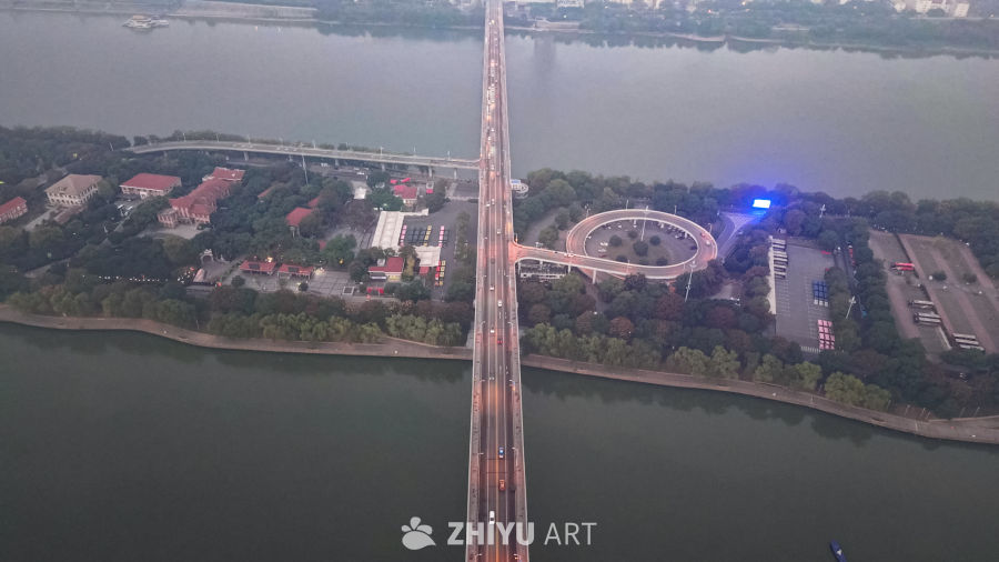 黄昏时分的跨河大桥