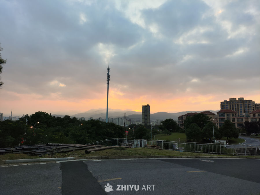 城市日落下的宁静时光