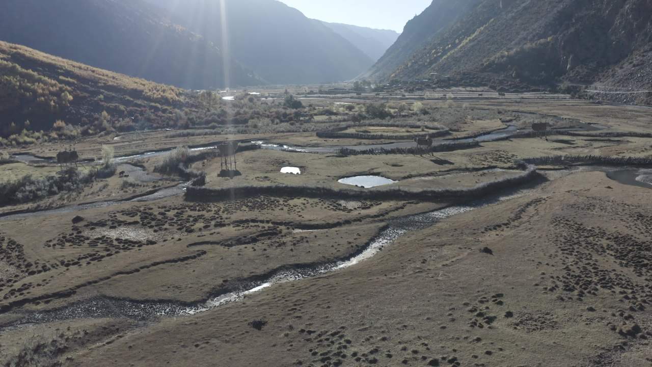 西藏秋季山间湖泊全景