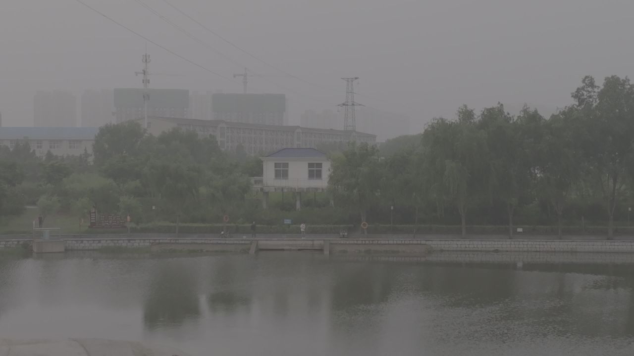 雾中湖畔的城市风景