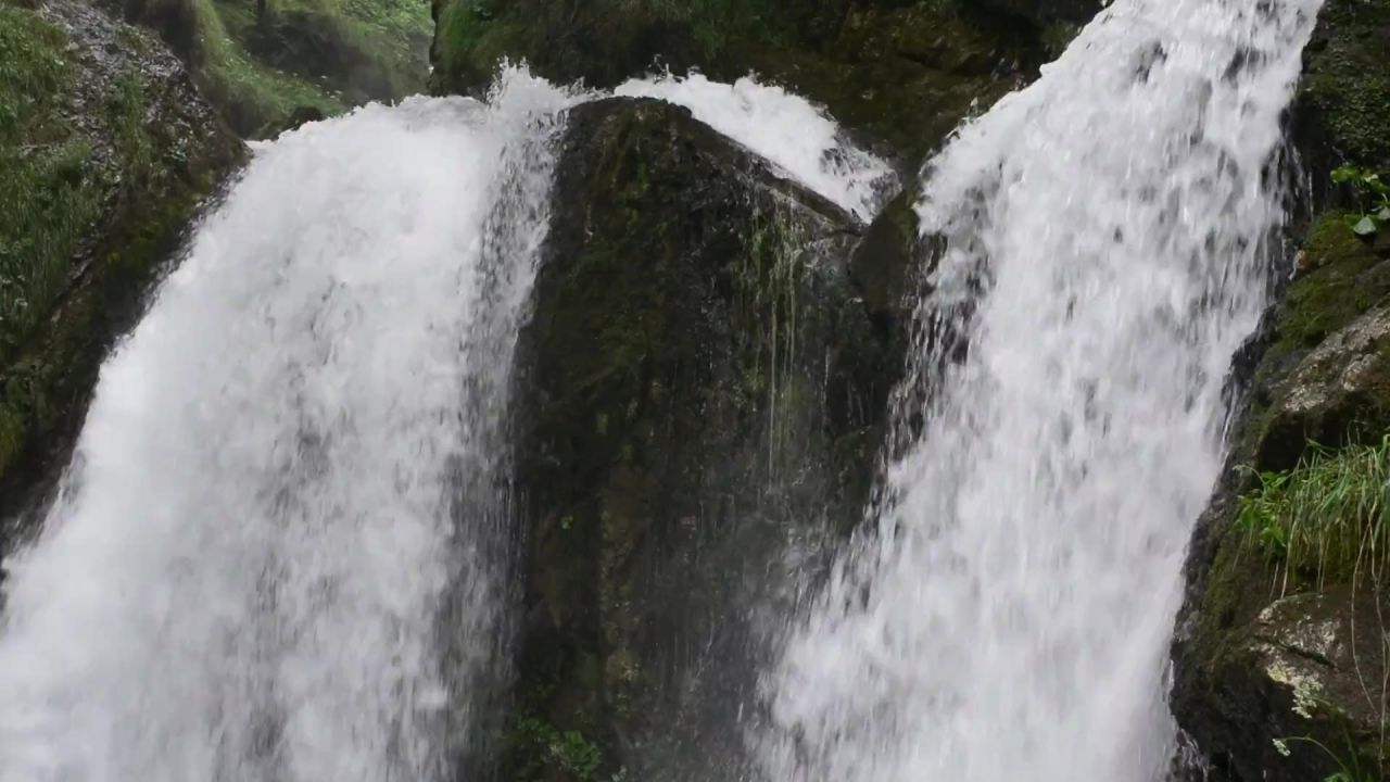 瀑布水浮躁山岩