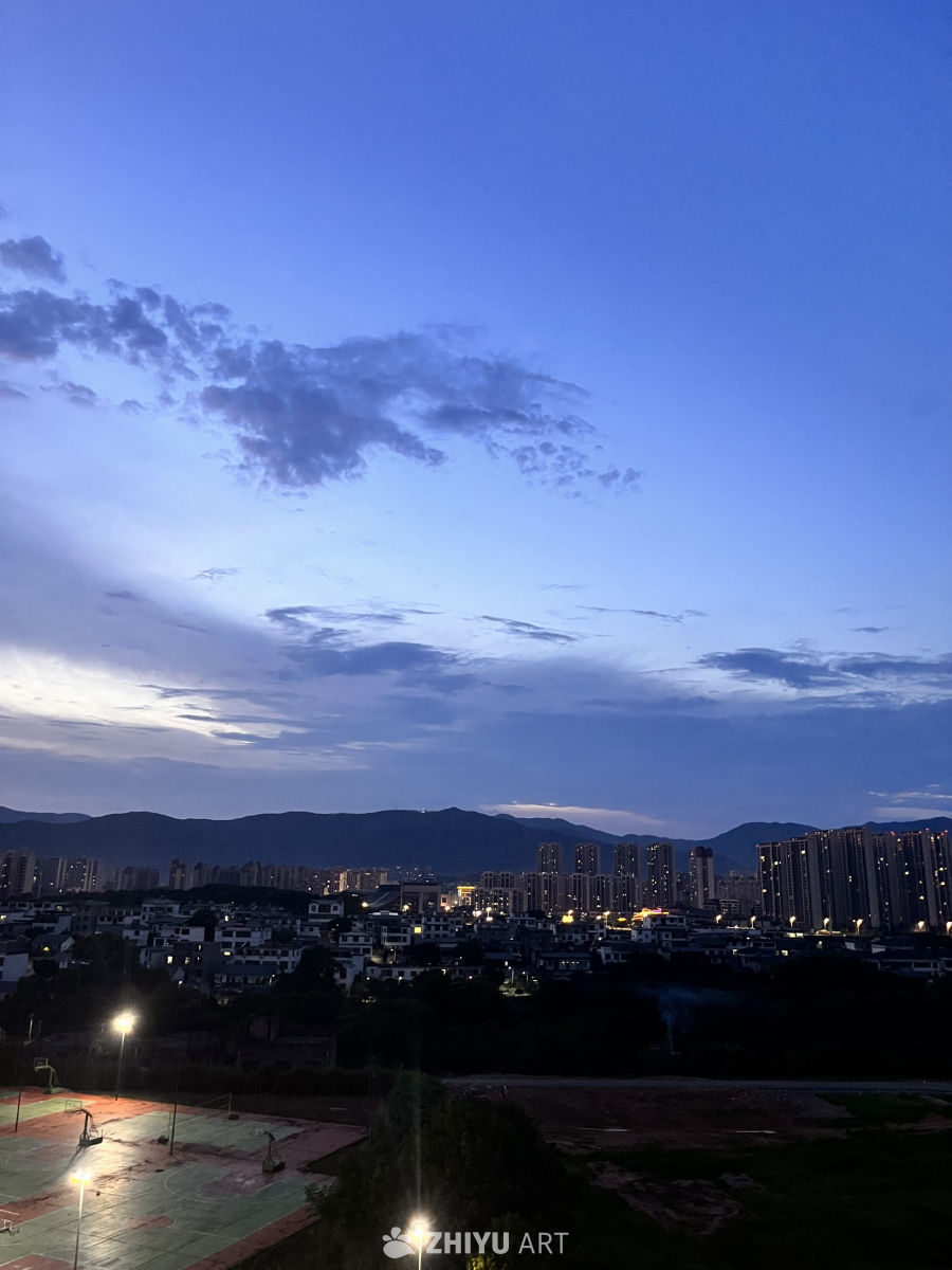 黄昏时分的城市篮球场