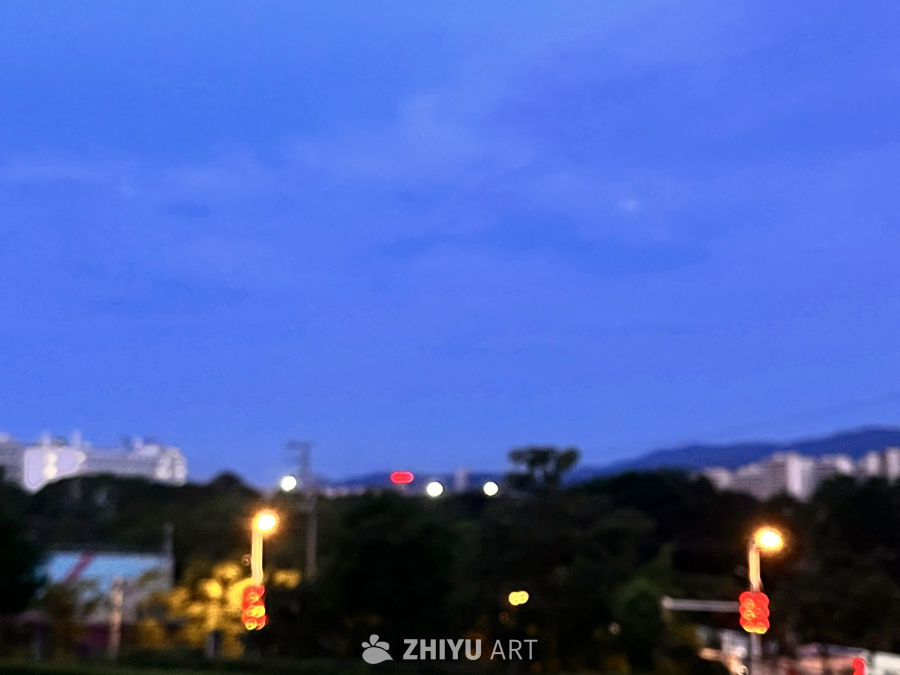 夜幕下的城市剪影