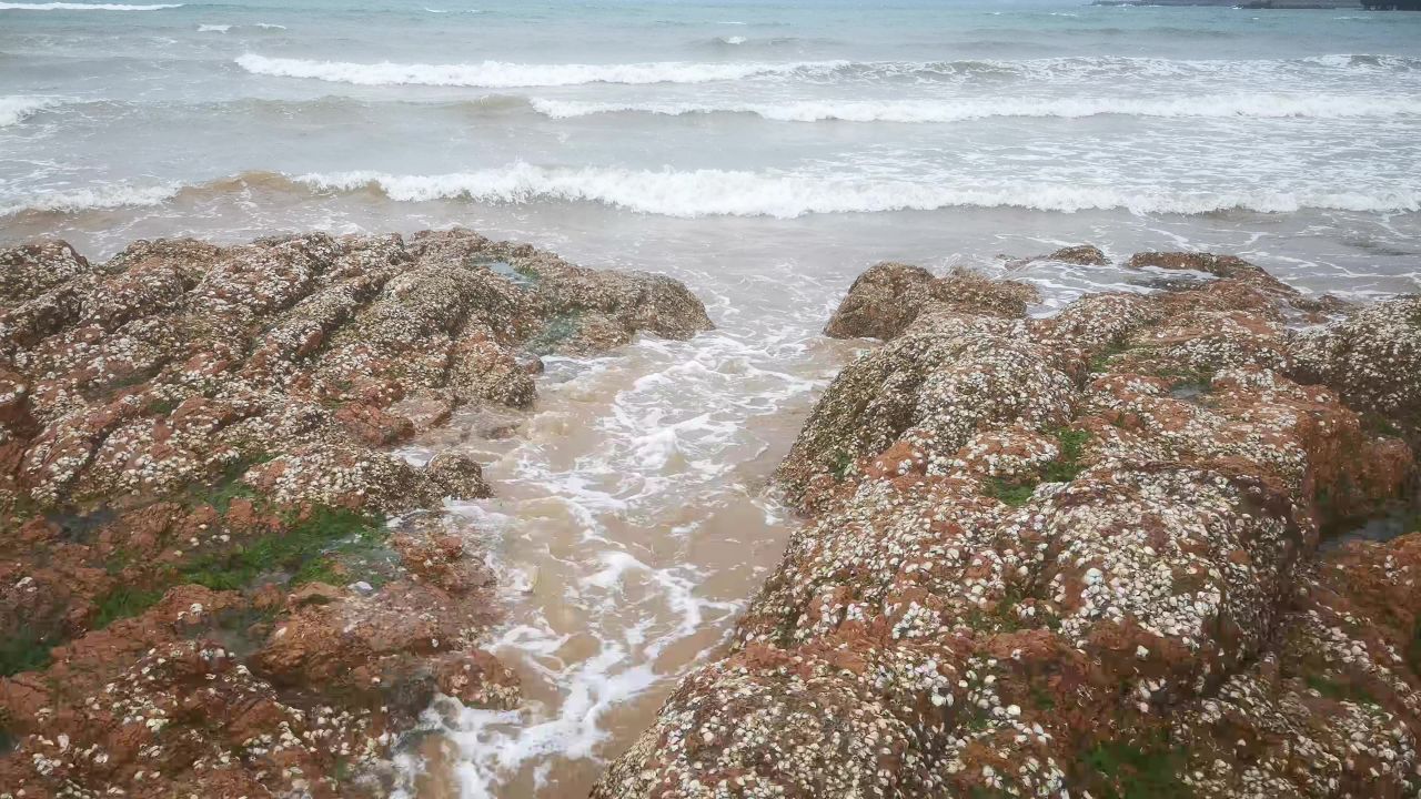 大海海浪沙滩礁石风景实拍