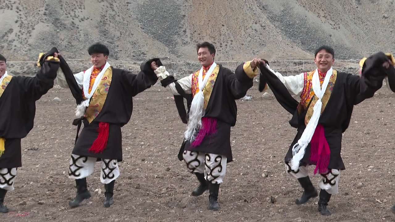藏族传统服饰舞蹈表演