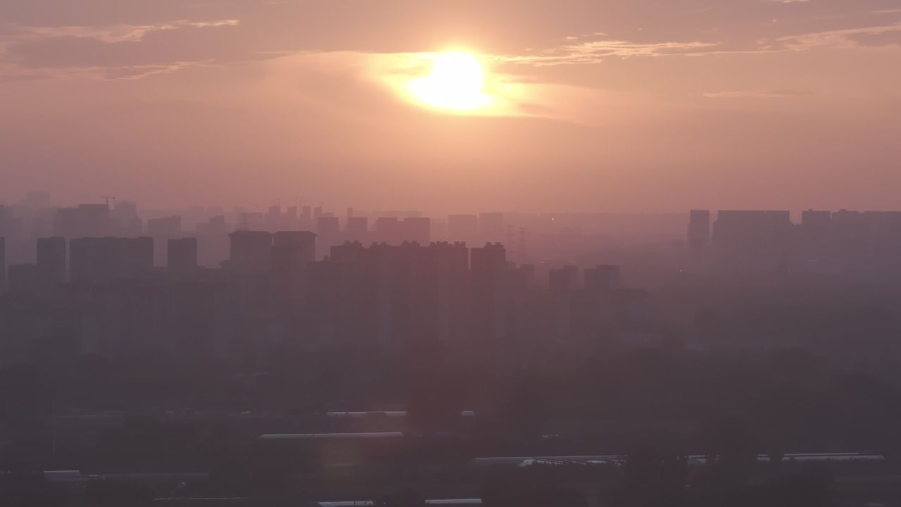 晨曦中的城市剪影