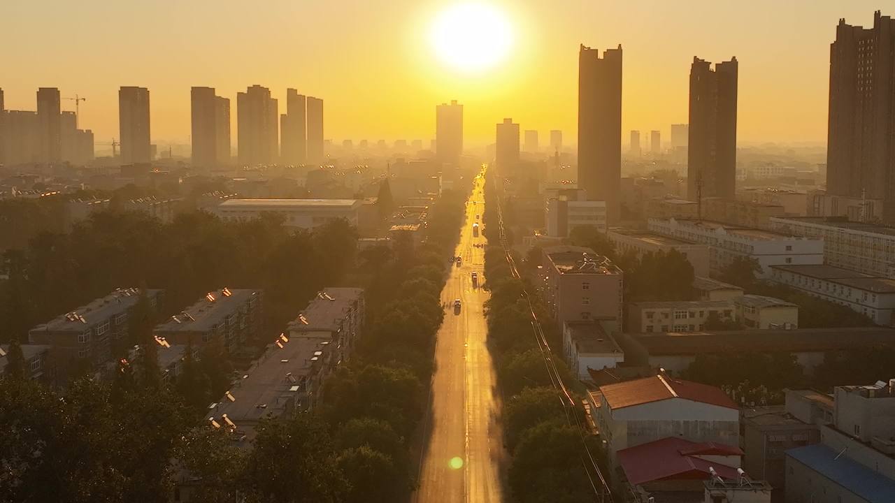 晨曦中的城市景象