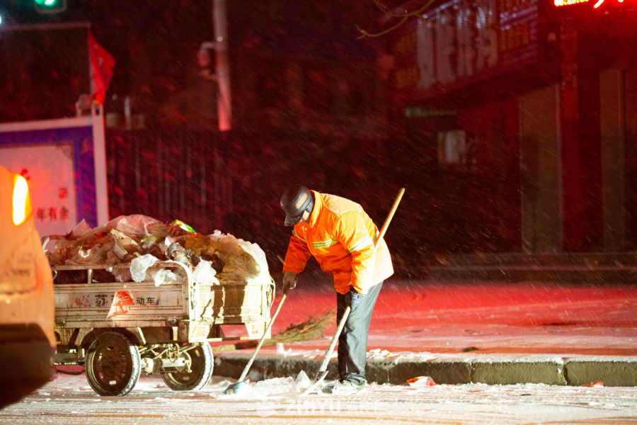 雪夜中的清洁工