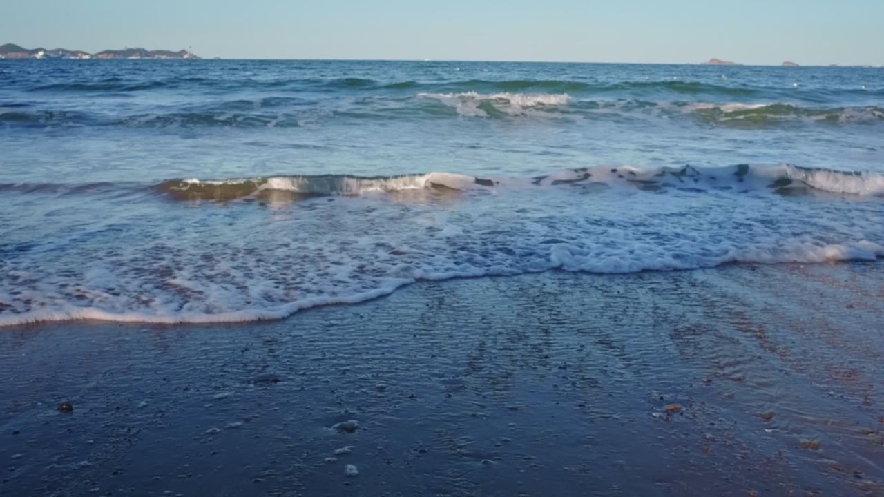 清晨海滩的宁静海浪
