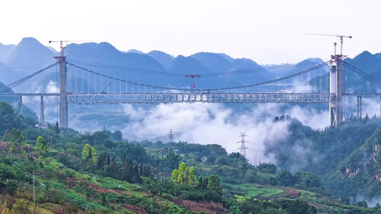 4k延时山区云端架桥