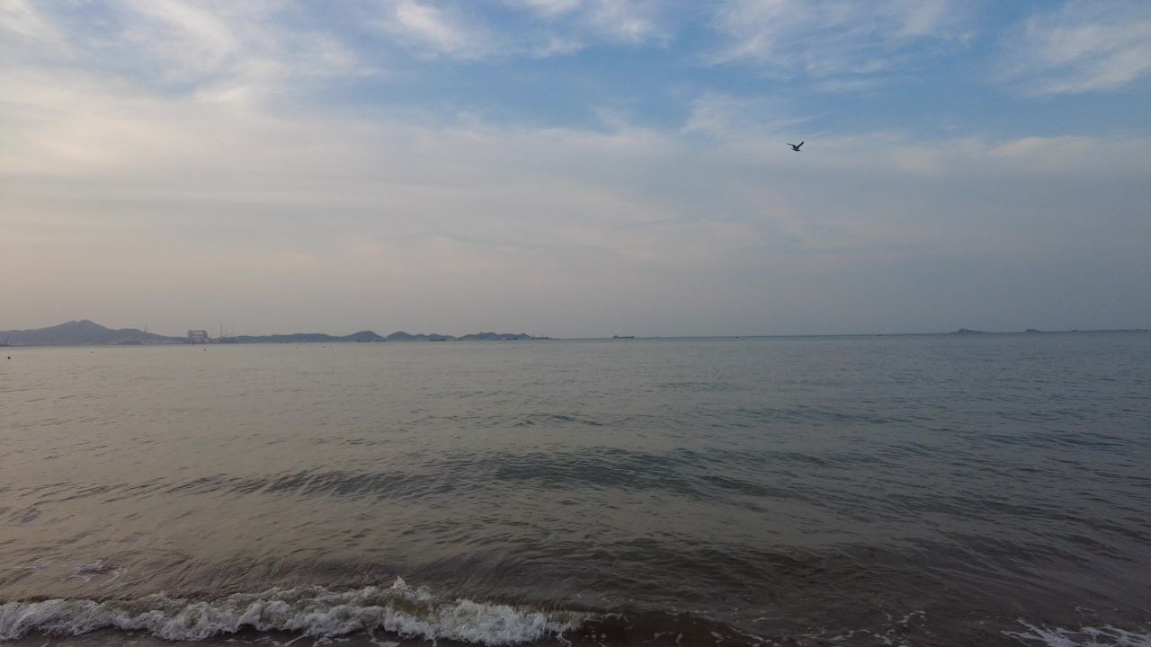 大海海浪沙滩蓝天白云实拍 