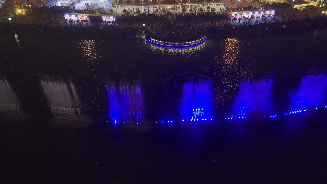 夜色中的喷泉盛宴