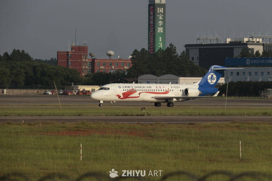 江西航空飞机在机场跑道上