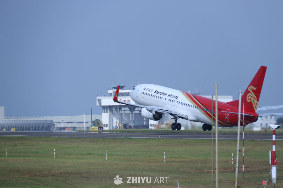 深圳航空飞机起飞瞬间