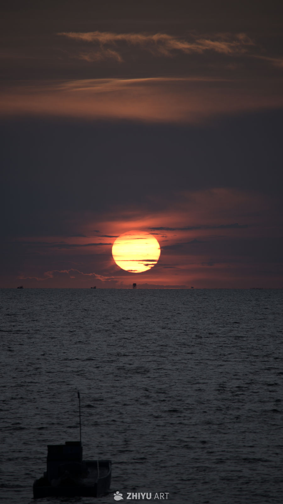 海上日落：渔船剪影