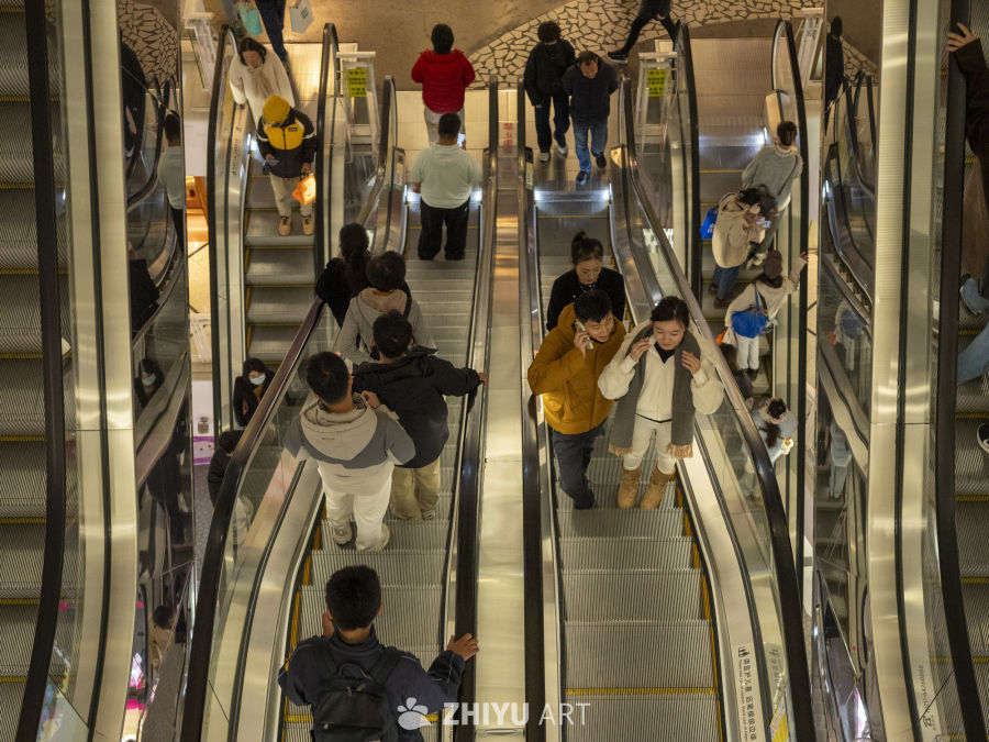 商场自动扶梯上的日常