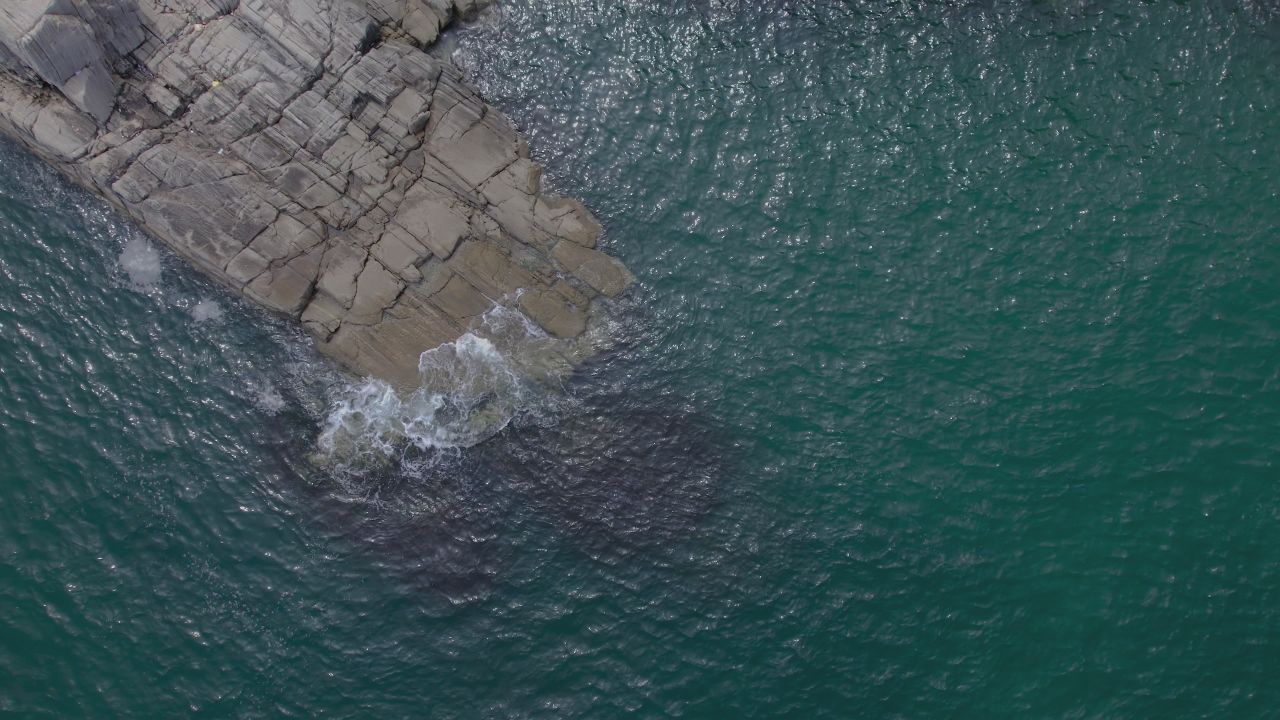 海浪击打岩石海岸航拍视频