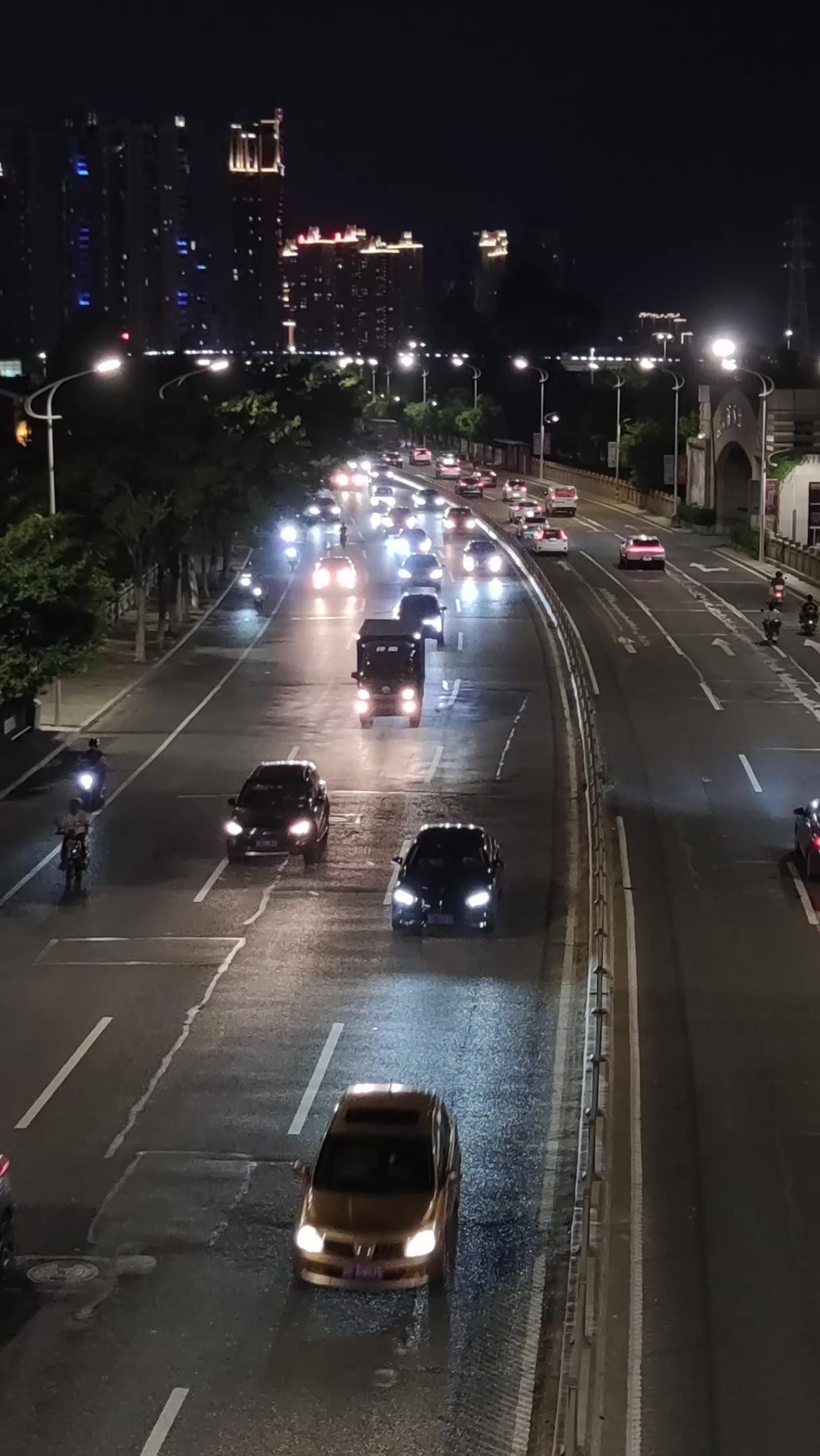 城市交通夜景车辆行驶实拍