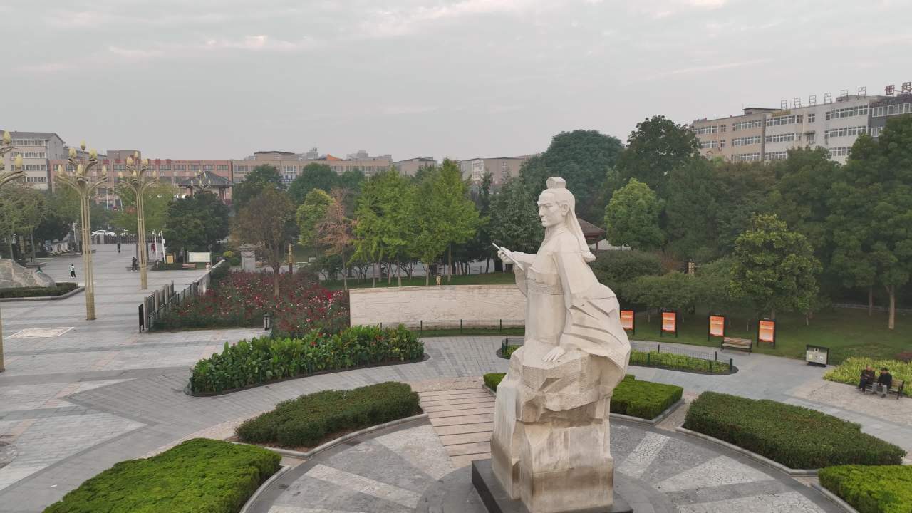 夕阳下的公园雕像