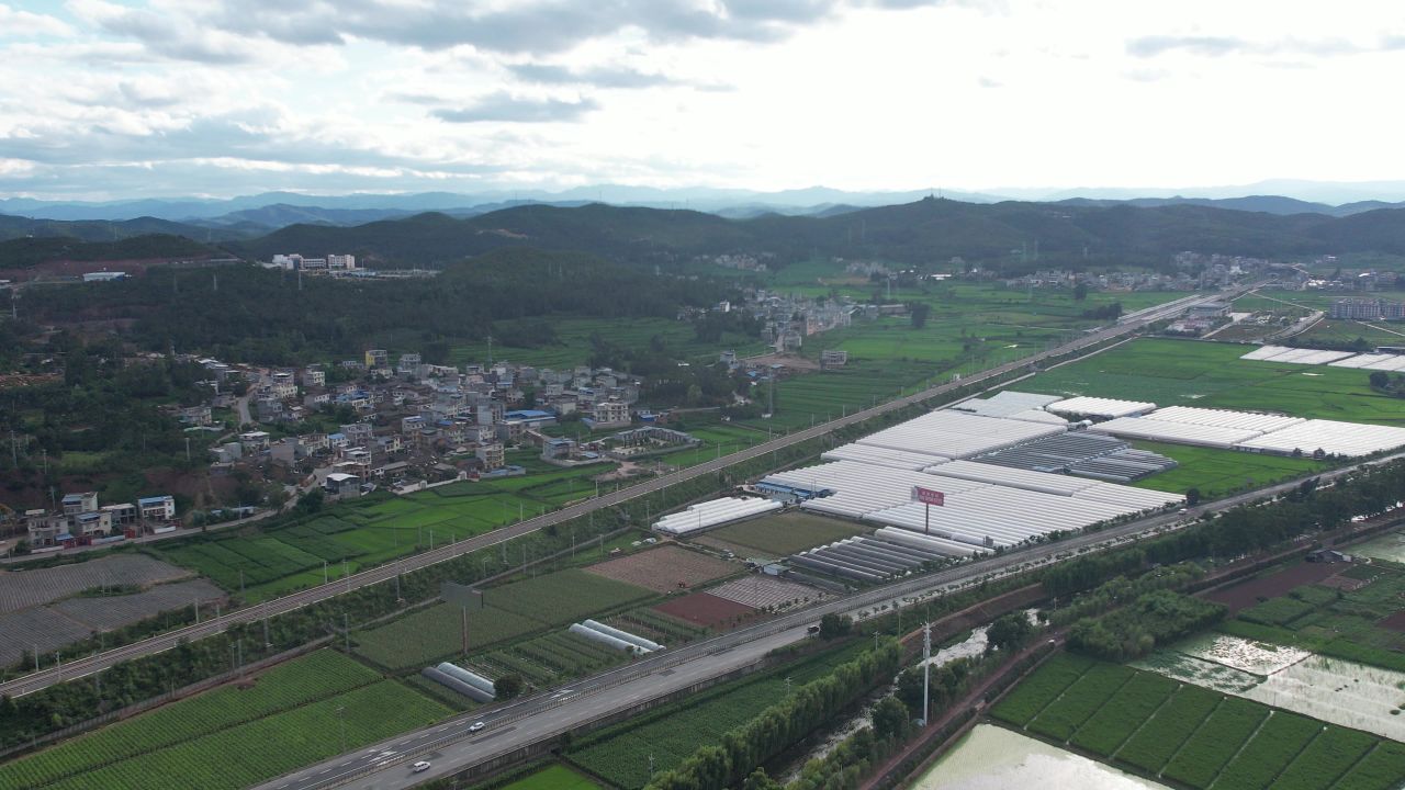 高速公路旁的新农村