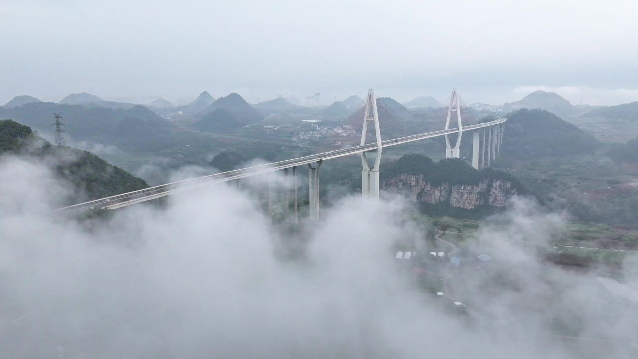 4k航拍云雾中的高速公路大桥
