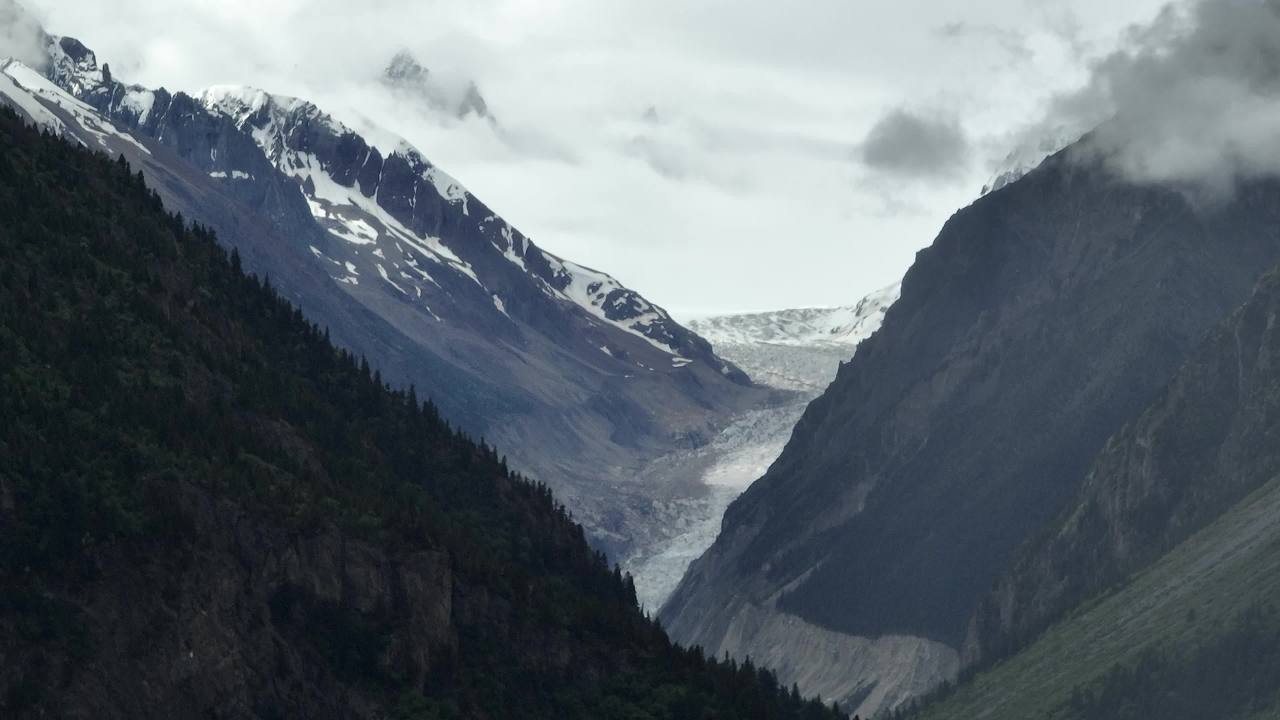 高山峡谷云雾缭绕