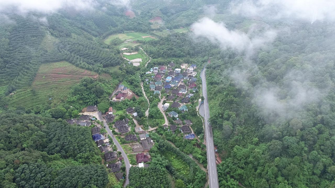 高速公路旁的山间村寨